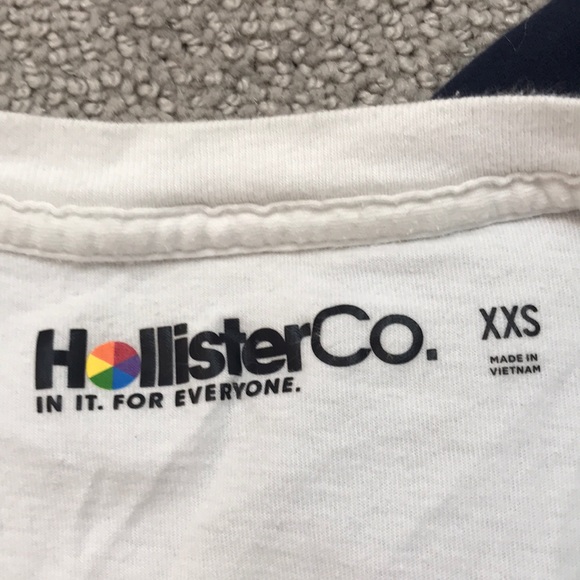3 hollister tshirts - Picture 3 of 4